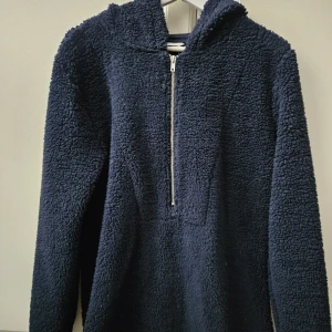 Blå hoodie ny - Oanvänd En mjuk och skön hoodie i en härlig blå färg. Perfekt för kalla dagar. Nypris 599 kr   Stor I strl, det står 34-36