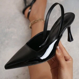 Svarta pumps med spetsig tå - Eleganta svarta pumps med spetsig tå och smal klack. Klackarna är glansiga och endast använda en gång men inget som syns på klackarna. Säljer då jag inte får användning för de.💕💕