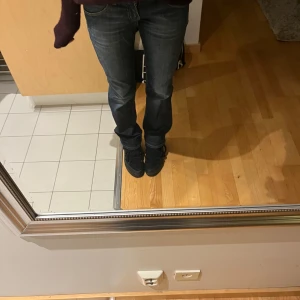 Blå jeans med låg midja - Snygga blå jeans med låg midja . De har en straight passform och är perfekta för en avslappnad stil. 
