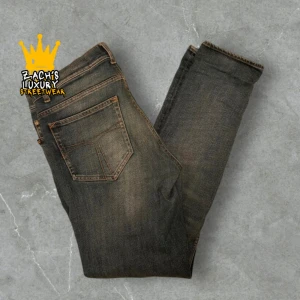 Tiger of Sweden - Tiger of Sweden av modellen Evolve , Storlek: 31/32 - Skicket på jeansen är väldigt bra utan defekter - 9/10 - mitt pris: 349 - Nypris: 1599kr