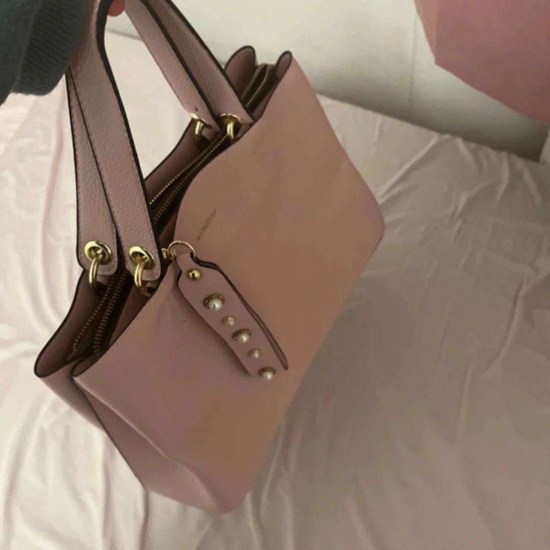 Rosa handväska med pärldetaljer