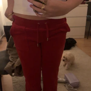 Röda mjukisbyxor från Juicy Couture - Snygga röda mjukisbyxor från Juicy Couture i storlek XS. dom passar mig bra och jag är 173, väldigt bra skick dom är som nya!