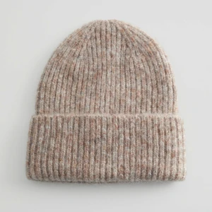 Stickad mössa - säljer min stickade mössa från & other stories i ull, nypris 450 kr🫶🏼fint skick!!