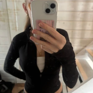 Svart träningsjacka med zip - Jättefin och skön ”kofta” från H&M. Aldrig använt då jag råkat beställa två likadana. Orginalpris -> 329kr