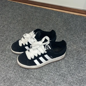 Svarta adidas Campus  - Snygga sköna svarta Adidas campus skor, fint skick!! Säljer dem då de inte kommer till användning 
