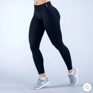 Svarta leggings från DFYE - Snygga svarta leggings från DFYNE, mina ABSOLUTA favoriter sitter verkligen perfekt , säljer för att jag fixk hem i fel storlek😆 köptes för 600kr + frakt. 
