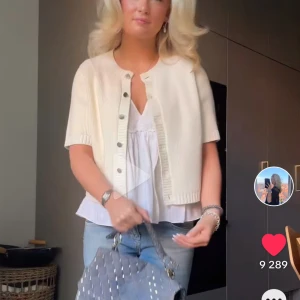 Kortärmad kofta gina  - Säljer den här jättefina kortärmade koftan från gina! Inga tecken på användning! Storlek S men passar även XS 💞