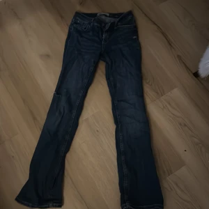 Lågmidjade jeans från Zara - Kommer inte till användning längre. Midja ca 35 cm & innerbenslängd ca 78 cm