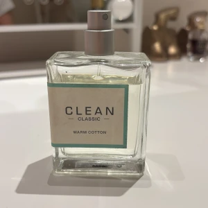 clean parfym warm cotton 60ml - superfräsch doft från clean! saknar kork. det är uppskattningsvis 50ml kvar. säljer pga att jag inte använder den 💘 köpt på lyko för 795 kr, säljer för 300 🫶