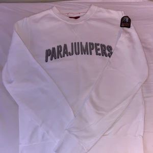 Parajumper  - Vit parajumper som är helt ny. Storleken är S. Passar dig runt 180.