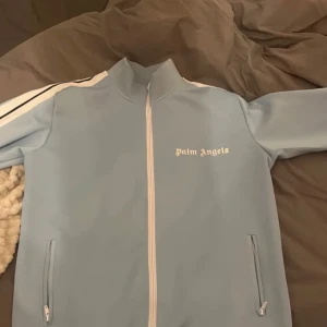 Palm angels kofta - Tjena, jag säljer just nu en ljusblå palm angels kofta som jag har använt i cirka 6 månader och jag vill gärna byta mot något värdefullt som den.