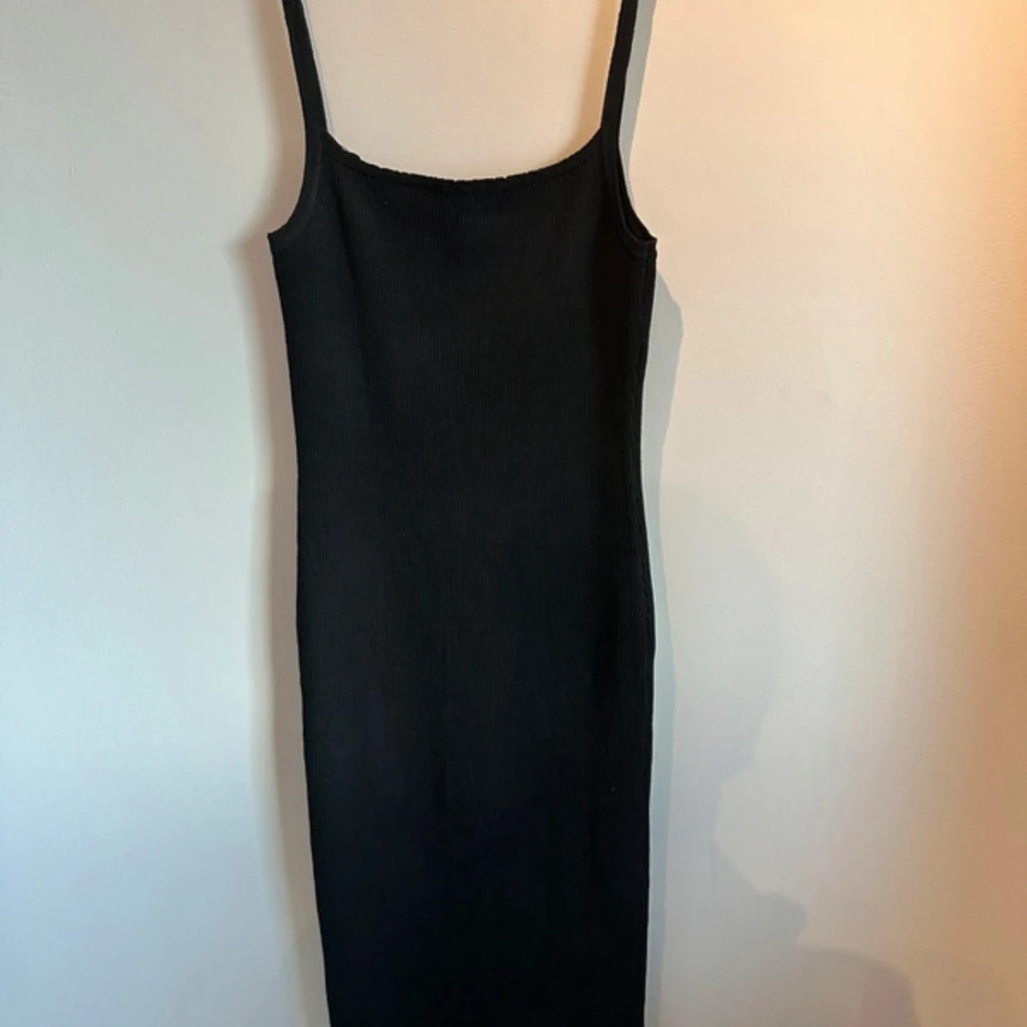Svart ribbad klänning - 91
