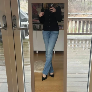 Bootcut jeans - Blå low/mid bootcut jeans i toppenskick! Passar någon som är runt 160-165!🥰