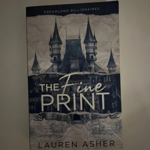 The Fine Print - Boken 'The Fine Print' av Lauren Asher är första delen i serien Dreamland Billionaires. Omslaget pryds av ett slott i en sagolik stil. Berättelsen kretsar kring Rowan och Zahra, där Rowan är i sagoskaparbranschen och Zahra utmanar hans värld. En romantisk och dramatisk historia om att hitta lyckliga slut.