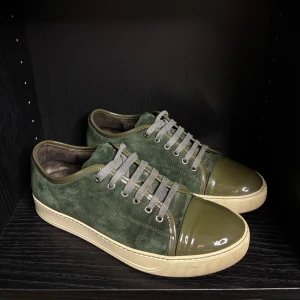 Lanvins skor - Hej säljer nu mina fina Lanvins  skor i storlek UK 6 vilket motsvarar storlek 41. Dem är i nyskickick, endast använda ett par gånger och kommer vara otroligt snygga i höst/vinter. Nypris cirka 5500kr! Vi kommer att sälja liknande produkter nu närmare vinter så glöm inte följa profilen!🌊🍾