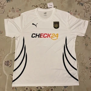 Vit unik tyska landslagströja. - Vit unik fotbollströja från Puma och har landslaget Tyskland på bröstet. Perfekt för fotbollsfans! Finns bara få i världen!