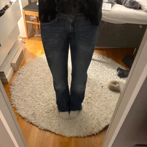 Blå bootcut jeans lågmidja  - Blåa bootcut jeans från Lee