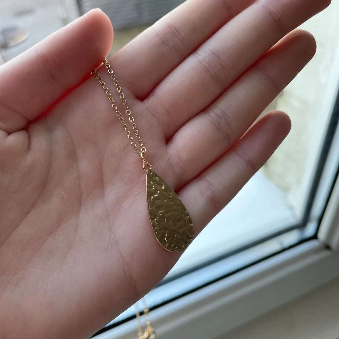 Guldhalsband med droppformad hängsmycke - 90