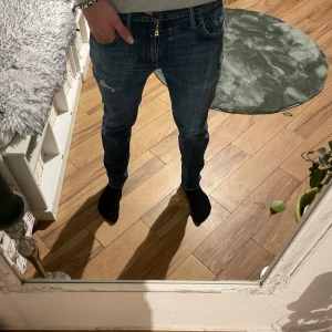 Blå jeansbyxor från Levis  - Snygga blå jeansbyxor från Levis med en klassisk straight passform. De har en midwaist design och är perfekta för en avslappnad. 