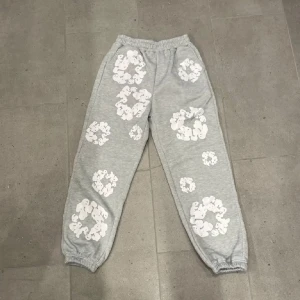 Denim tears byxor  - Tja säljer nu dessa sköna denim tears byxor i fint skick. Fåtal gånger använda. Riktigt sköna! Personen på bilden är 177cm och byxorna är på gränsen för o vara alldeles för små! Ej äkta. Bara att fråga vid eventuella frågor mvh 