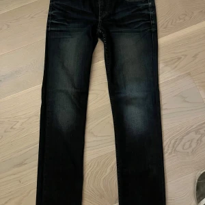 Mörkblå jeans från Mustang - Säljer ett par mörkblå jeans från Mustang. De har en sjukt snygg slim fit. Storlek: M / typ W31L32. 