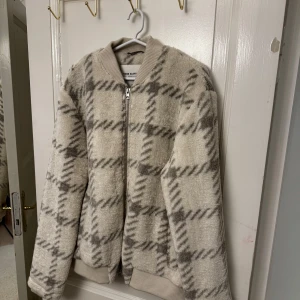 Teddyjacka These Glory Days - Mysig teddyjacka i beige från These Glory Days, har inte används.
