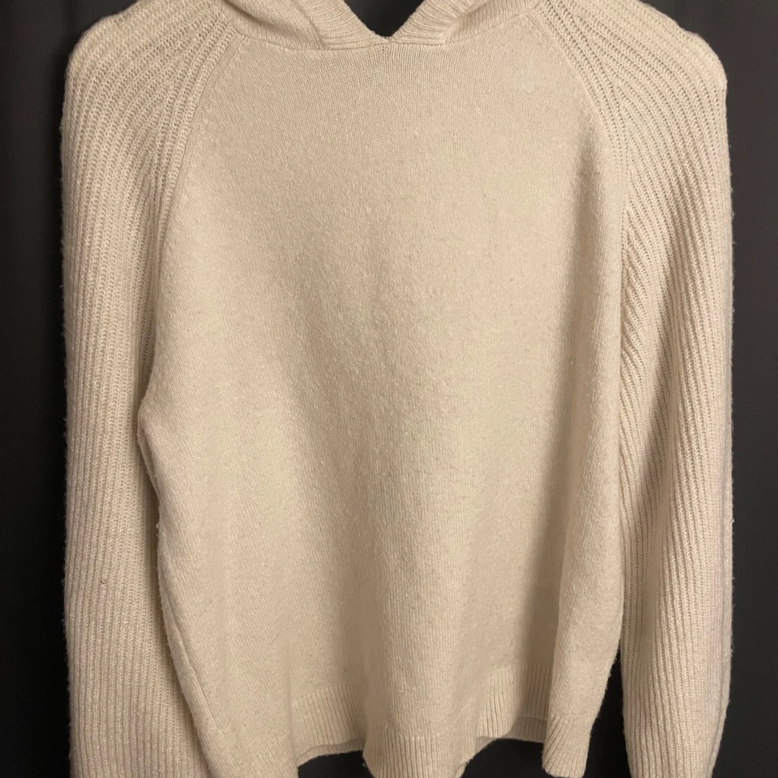 Vit stickad hoodie från Aware