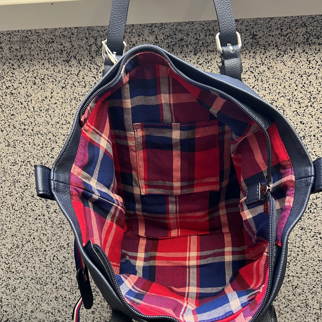 Marinblå axelväska med rutig insida - 90