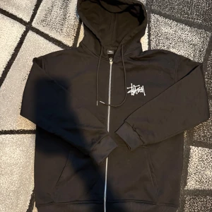 Svart hoodie från Stüssy - Snygg svart zip up hoodie från Stussy, Storlek M. Använd ca 3 gånger så den är i nyskick