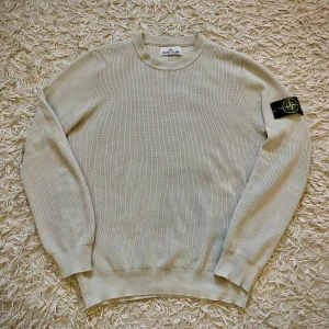 Stone island ribbed knit sweater- Vit med originella lappar  - Hej! Jag säljer en helt ny och oanvänd vit stone island tröja med alla originella lapparna kvar. Gjort av bommul, extremt mjuk och relativ varm- perfekt för alla årstider. Säljer pga för liten storlek. Hör av er om ni har någon fråga eller vid minsta intresse!