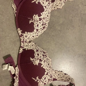 Intimissimi bh lila  - Jätte bra skick. Den är liten för mig så säljer. Hör av dig för bilder. Orginal pris 619