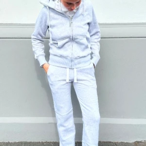 Grå mjukisbyxor - Säljer ett par grå mjukisbyxor med rak passform och snörning i midjan. Perfekta för en avslappnad stil. Säljer pga att dem var för små och hann inte skicka tillbaka. Nypriset är 500. Prislappen är kvar. 