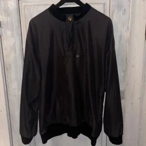 Tjocktröja från Bison Club - Snygg svart tröjaa från Bison Club med broderad logga på bröstet. 