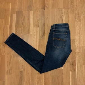 Mörkblå jeans från Nudie Jeans - Säljer dessa feta Nudie Jeans. Jeansen har storlek W29 och L32. Modell skinny lin 