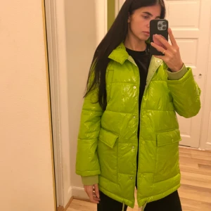 Grön neon & nylon pufferjacka  - Säljer en cool grön pufferjacka i storlek xs men är oversize. Använd en gång, som ny. Passar utmärkt till Moon boots som jag har på min Plick sida. 