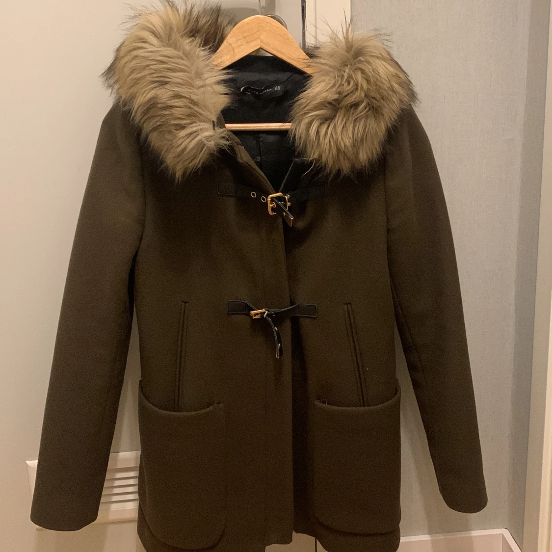 Brun kappa med fuskpäls från Zara Woman