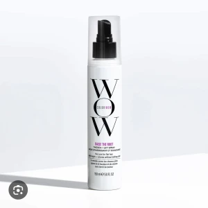 Color Wow Raise the Root Thicken + Lift Spray - Color Wow Raise the Root är en volymspray som ger håret lyft och fyllighet utan att påverka färgen. Perfekt för platt hår som behöver extra volym. Innehåller 150 ml. Använd endast en gång, flaskan är fortfarande helt full.