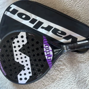 Padelrack nyskick  - Verlion sumum nytt med plasten kvar +fodral 1000kr.      Verlion pansy 500kr+fodral  Verlion rosa svart vit endast provspelat 600kr+fodral slazenger rack endast provspelat 600kr