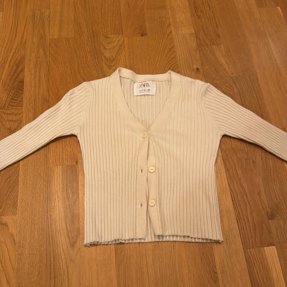 Beige ribbad kofta från Zara