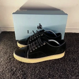 Lanvin skor uk 8 - Säljer ett par tvär feta lanvins i färgen navy. Skick 9/10 inga defekter. Nypris 4999kr, mitt pris 2499. Storlek uk 8. Bara att höra av er vid frågor!