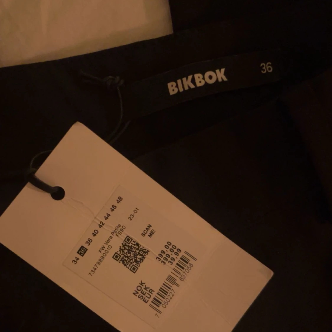 Svarta byxor från BikBok - 90