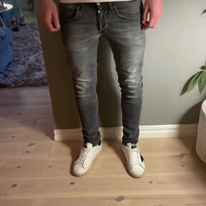 Grå dondup jeans.  - Gråa dondup jeans. Med riktigt bra pass form. Använda fåtal gånger. Är som nya. Storlek 32. Jag är 182. För mer frågar är de bara att höra av er. 