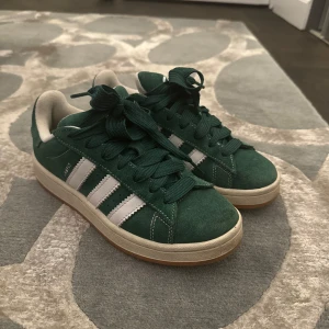 Adidas campus 00s - Mörkgröna adidas campus 00s i storlek 38! Fint skick men kommer tyvärr inte till användning 🥰