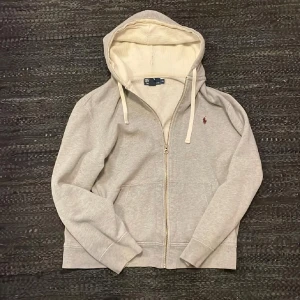 Ralph lauren hoodie - Säljer denna sjukt snygga Ralph lauren hoodien som är i storlek L men passar M! Skick 9/10. Kan gå ner i pris vid snabb affär. Hör av dig vid minsta fundering 👍🏻