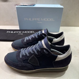 Philippe model trainers - Philippe model trainers till salu! | Skick: 8,5/10 | Storlek: 43 | Pris: 1549:- Retail: 3000:- diskuterbart vid snabb affär! | Medföljer: Box, dustbag & Philippe model kort! | kontakta oss privat för fler frågor kring skorna. Med vänlig hälsning, Näsets Resell 