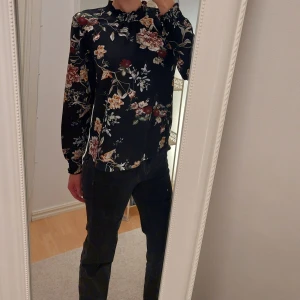 Topp - Fin långärmad mönstrad topp med blommor typ storlek M