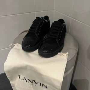 Lanvin Cap Toe DBB1 Sneakers // Skor Svarta - Snygga helsvarta Lanvins || Storlek: UK-8 ~ 43 || Mycket fint skick || Nyss bytta snören, så de är som nya ||