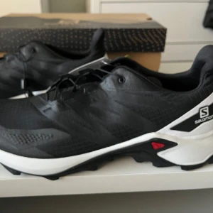 Salomon Supercross Blast terräng löparskor - Säljer ett par nya/oanvända Salomon Supercross trail/terräng Löparskor. Perfekt om du springer mycket ute i skogen. 