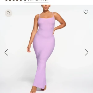 Ljuslila ribbad klänning från SKIMS - Säljer den kända Skims klänningen i ljuslila färg. Har aldrig använt klänningen, endast provat på och klänningen har lappen kvar. Klänningen är i storlek XS men passar även bra på mig som annars är S eftersom den är så stretchig. Köppt för 96€ på hemsidan. Kontakta för mer information