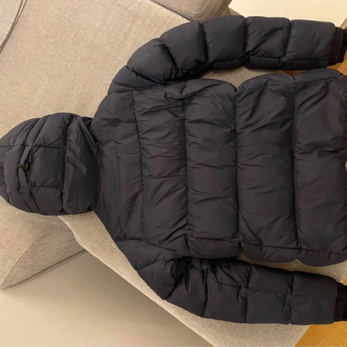 Svart dunjacka med huva - 91